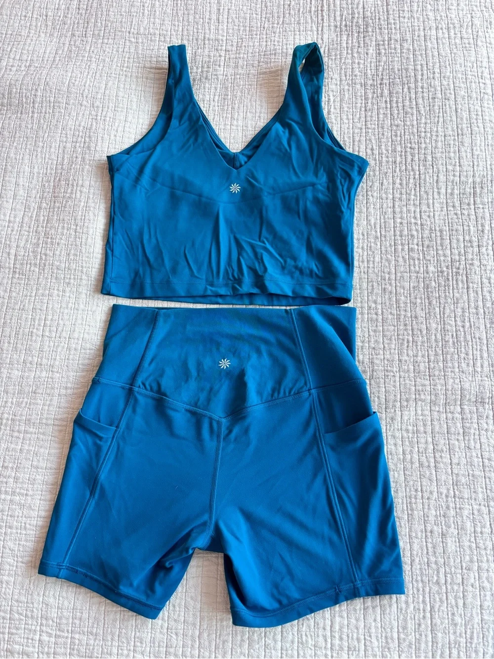 EUC Athleta Set - Salutation Stash 5” Shorts + Transcend Crop Bra Coastal Teal S